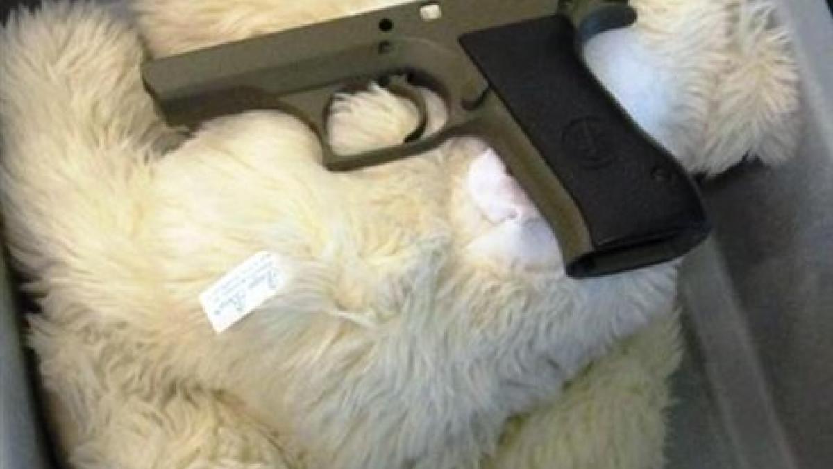 incident inedit pe un aeroport din sua pistol gasit printre jucariile de plus ale unui copil