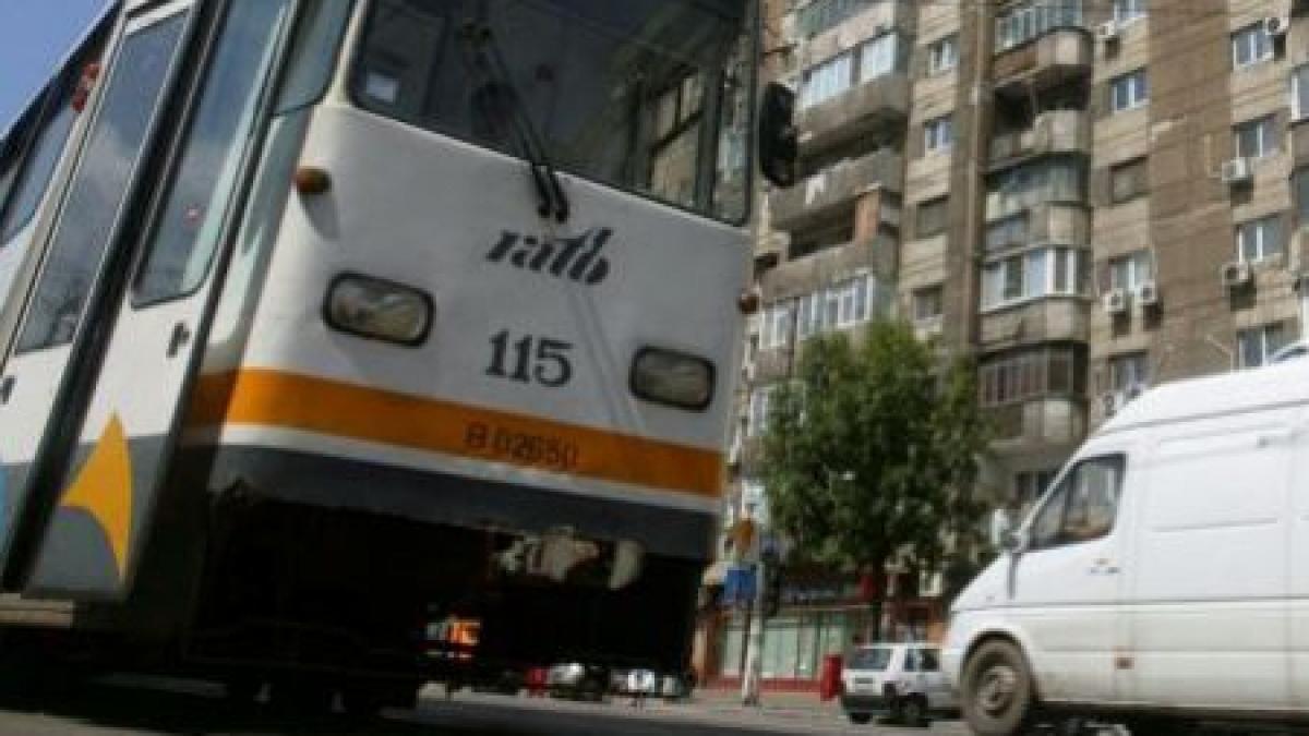 tramvaiul face din nou victime un baiat de 14 ani lovit pe linia lui 32