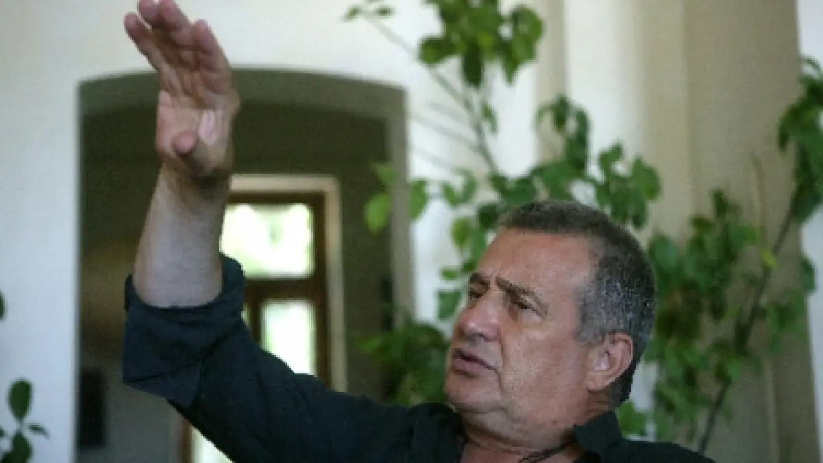 mircea dinescu in incompatibilitate poetul si ar putea pierde postul de membru in cnsas