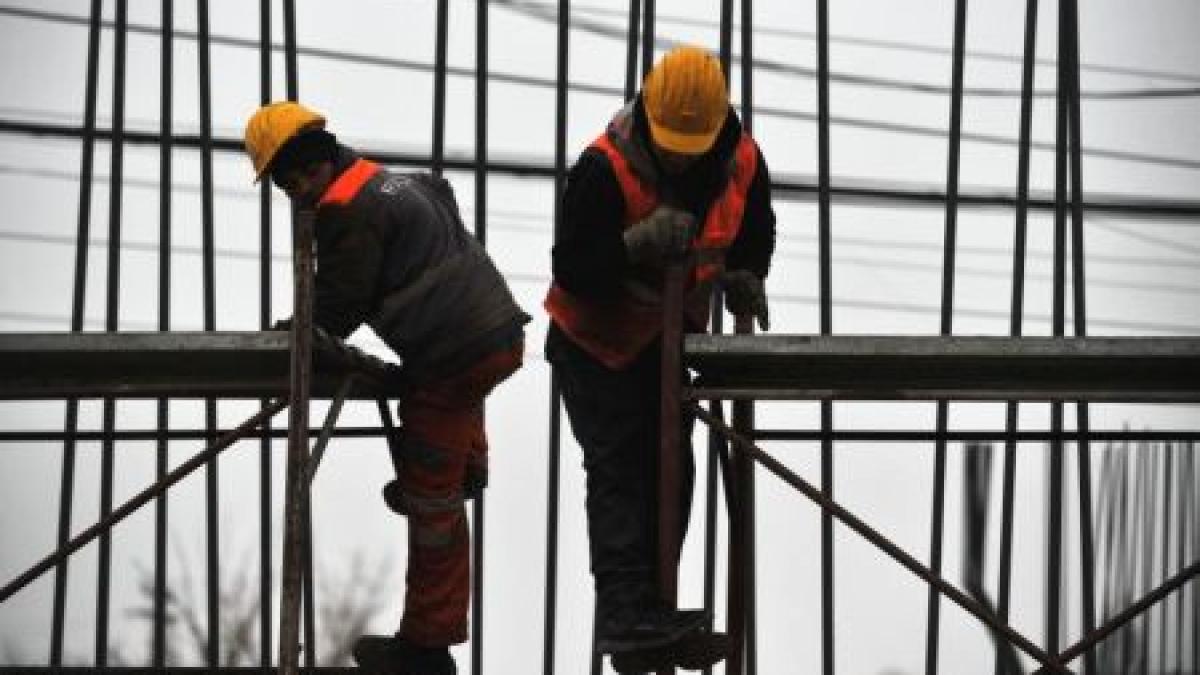 o treime din totalul angajatilor romani lucreaza la negru