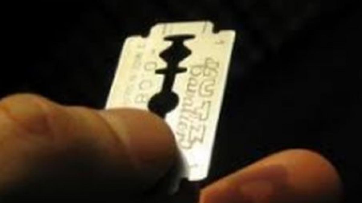 un detinut din penitenciarul braila s a taiat cu o lama in zona gatului in semn de protest