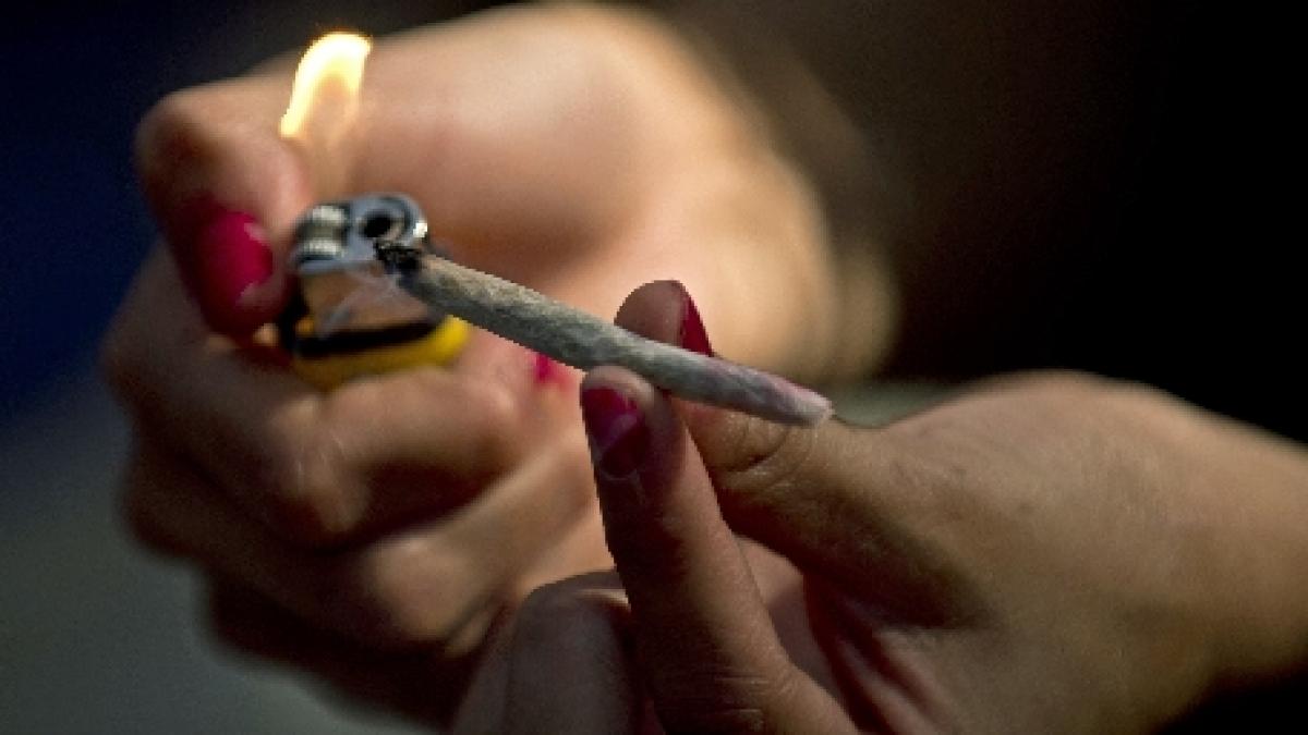 iasi doi barbati au fost prinsi cu un kilogram de marijuana asupra lor