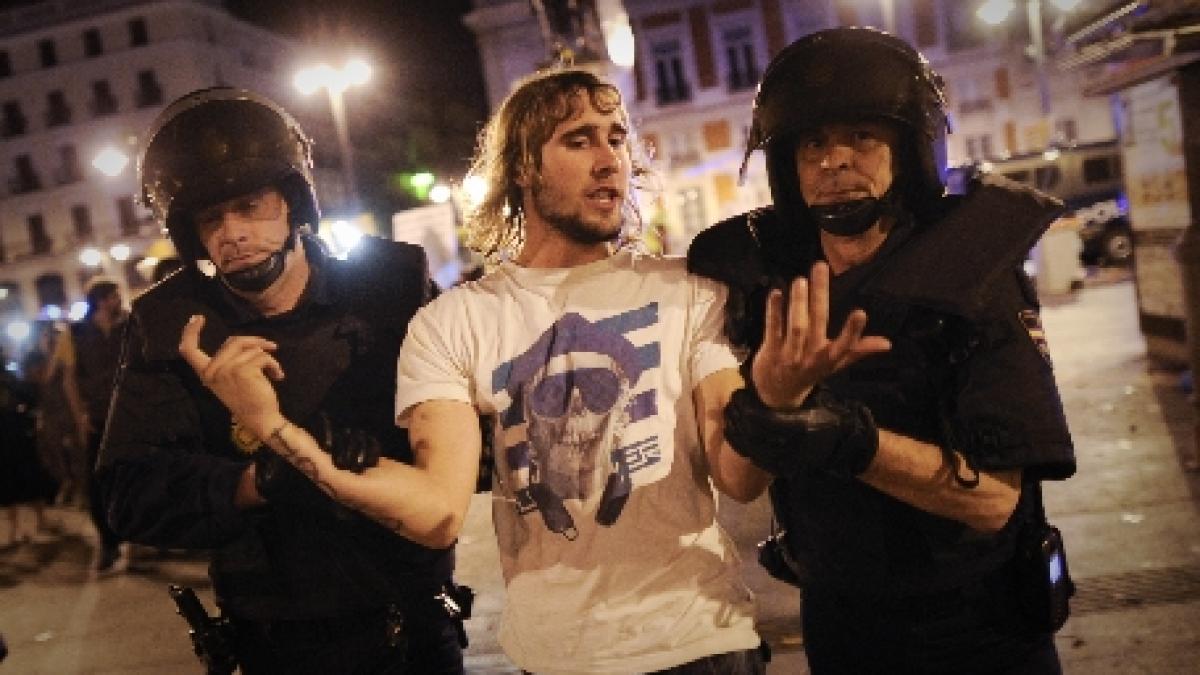 madrid politia a evacuat sute de manifestanti din piata puerta del sol si a arestat 18 dintre