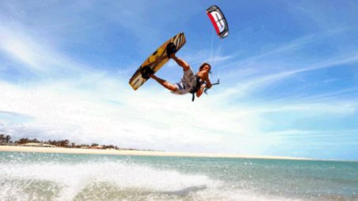 mamaia invadata de aventurieri vantul puternic le a priit de minune