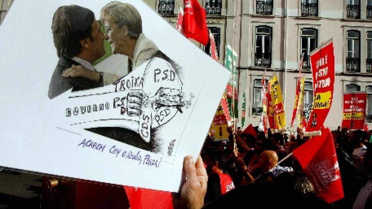 mii de persoane au iesit pe strazile din portugalia afara fmi