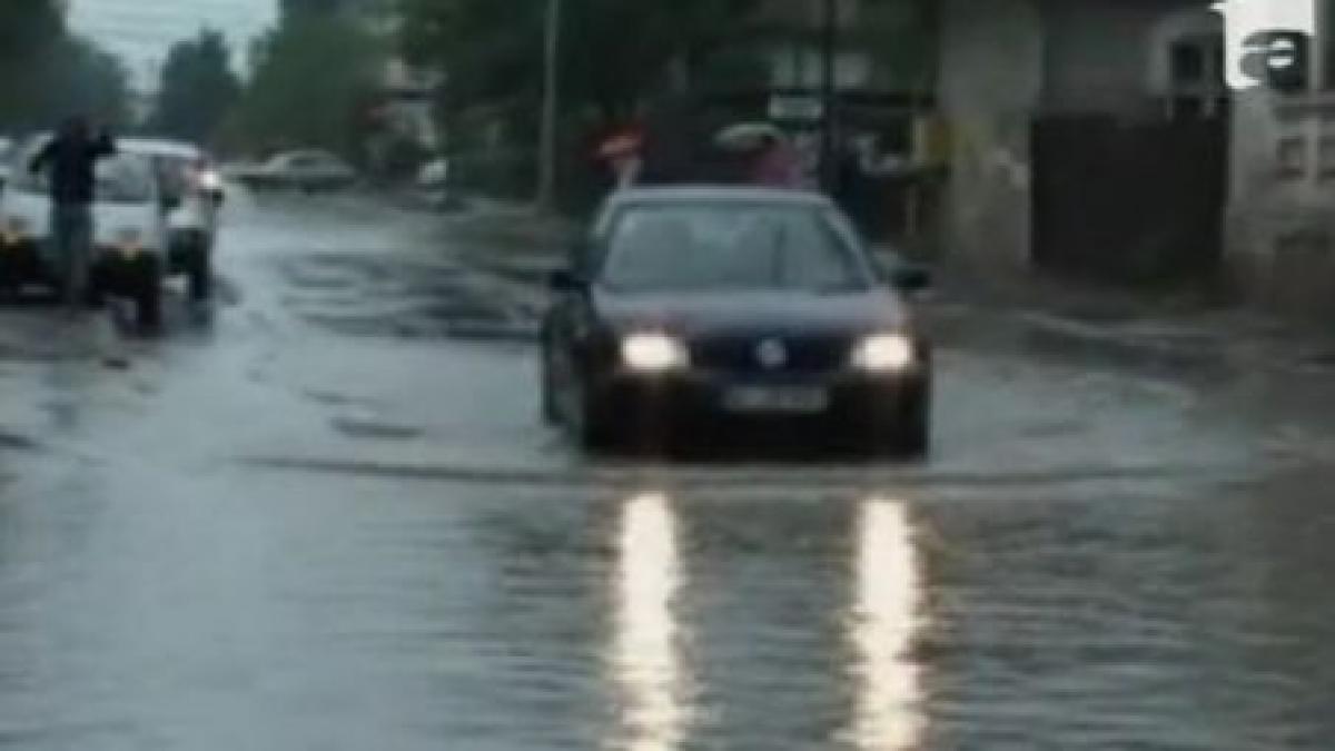 ramnicu valcea inundat in urma ploilor apa a ajuns aproape in apartamentele oamenilor