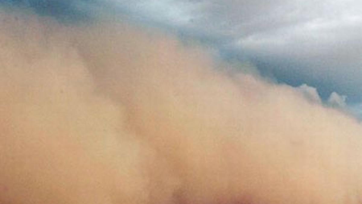 localitatile de la malul marii maturate de o puternica furtuna de nisip