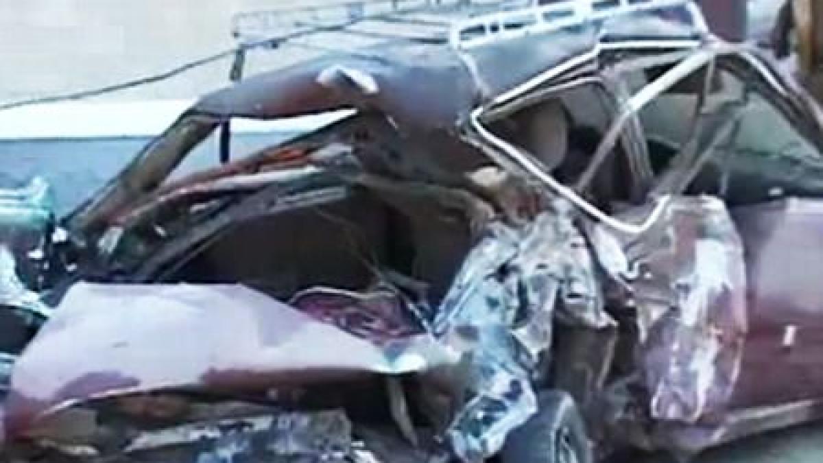 accident rutier soldat cu patru victime la mehedinti o masina a cazut de pe o pasarela si a luat foc