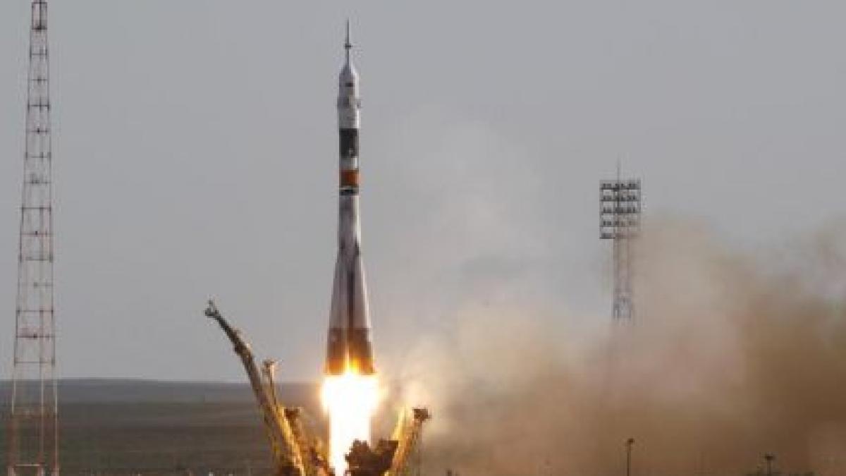 capsula soyuz a decolat din kazahstan doi cosmonauti rusi si unul american trimisi pe statia