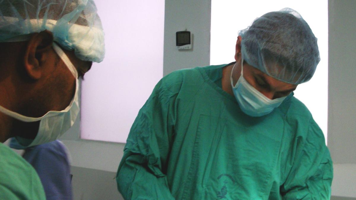 numai in romania un copil a fost operat la mana stanga dar afectiunea era la mana dreapta