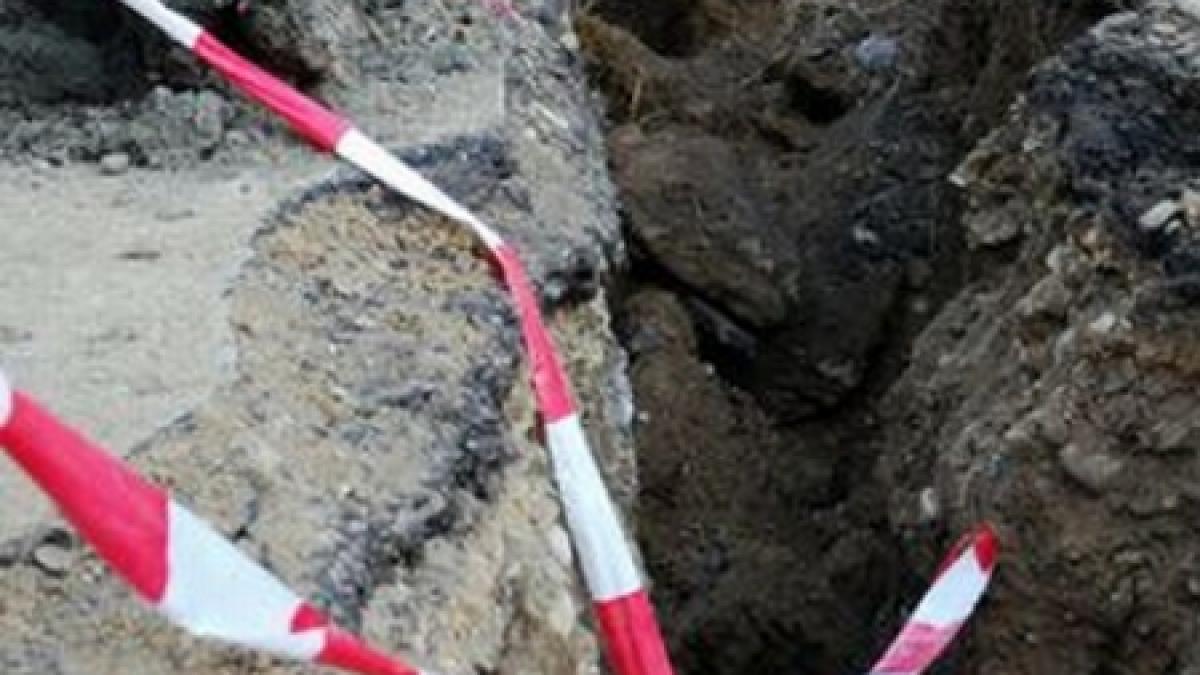 doi muncitori din constanta prinsi sub un mal de pamant unul dintre ei a murit