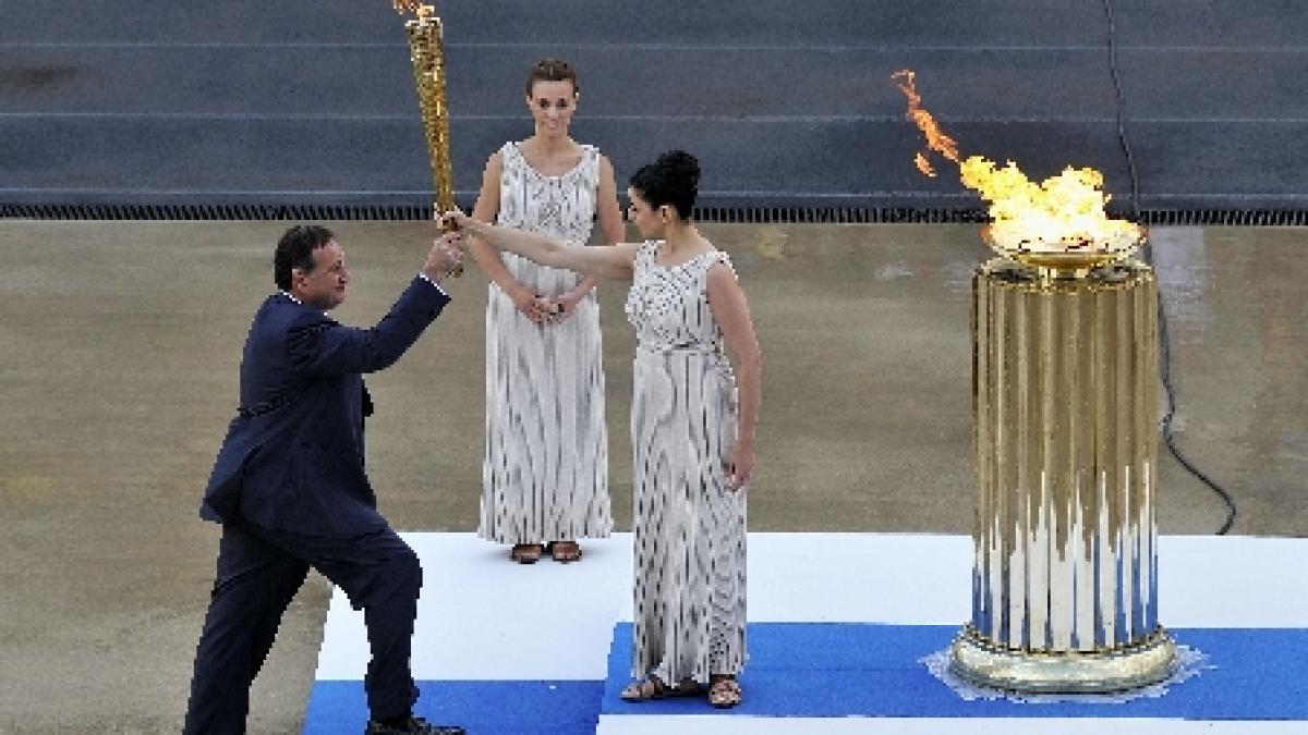 printesa anne a marii britanii a primit flacara olimpica in cadrul unei ceremonii desfasurate la