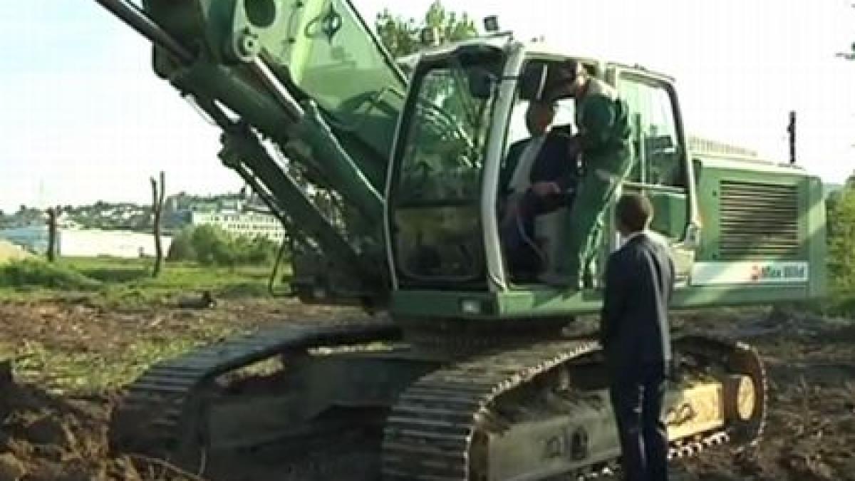 un politician german s a rasturnat cu excavatorul in timpul unei inaugurari oficialul a fost ranit