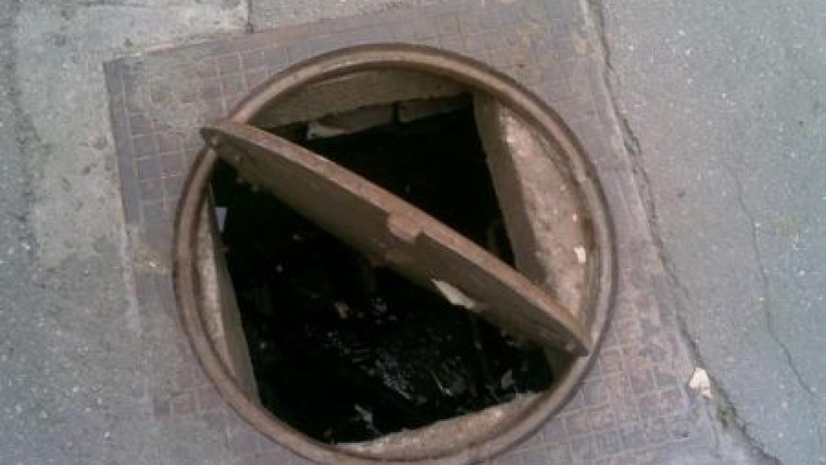 circulatia rutiera si pietonala din hunedoara o adevarata aventura zeci de capace de canal au fost