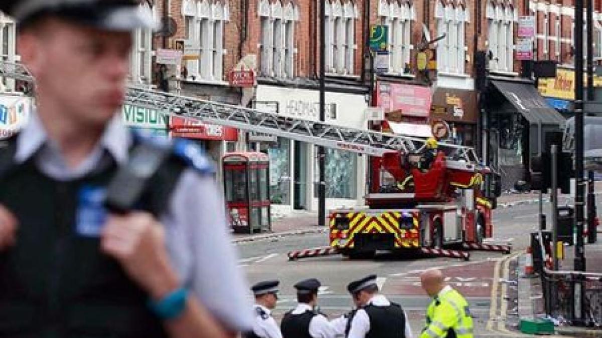 interventie in forta a politistilor londonezi pentru cautarea cersetorilor romani 13 persoane au