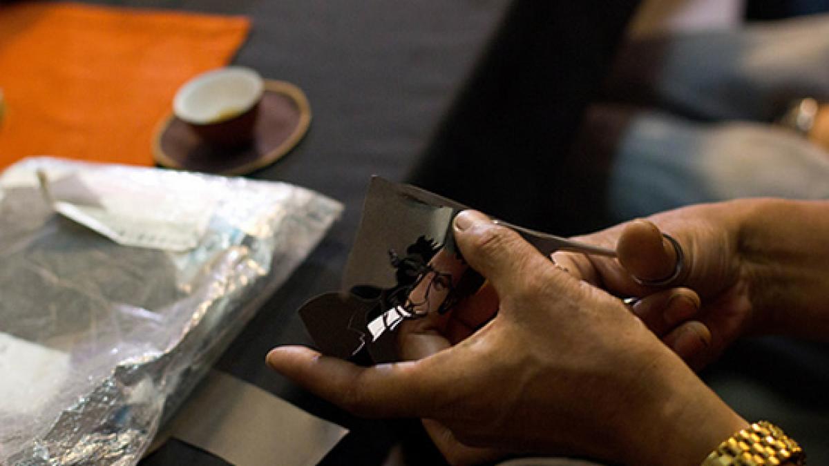 o bucata de hartie si o foarfeca e tot ce ii trebuie pentru un portret perfect