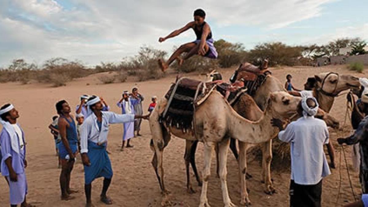 sportul cel mai popular din desertul yemenit este saritura peste camile
