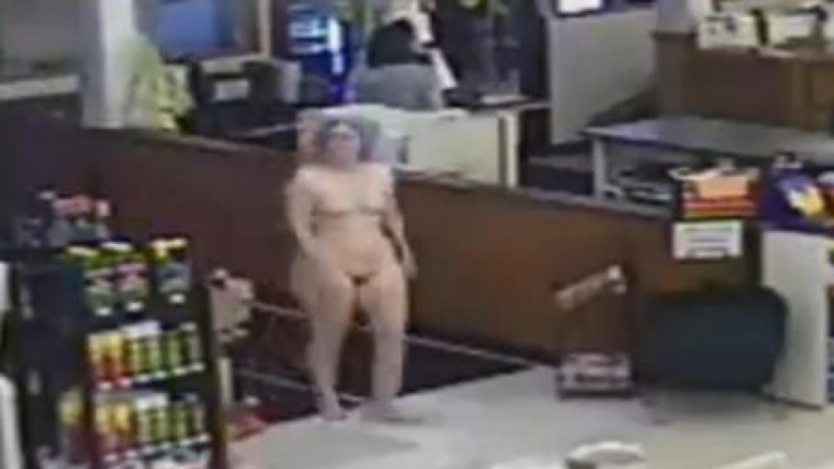 traim intr o lume exhibitionista la cumparaturi in fundul gol