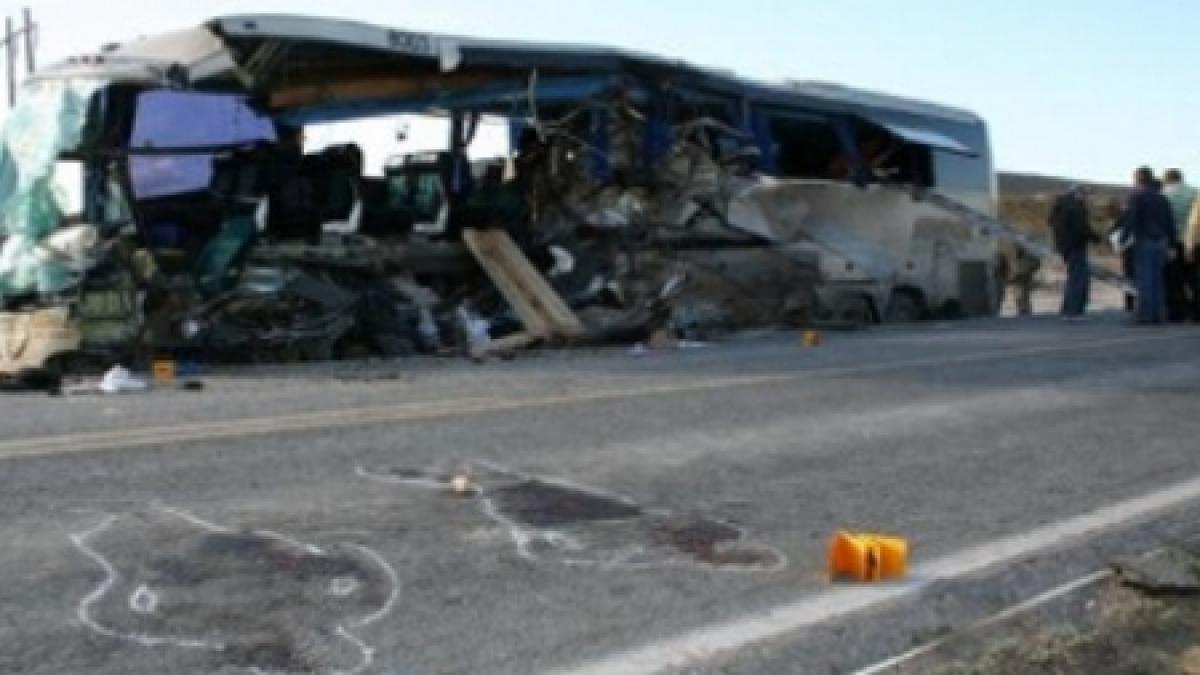 treizeci si cinci de morti si 23 de raniti in vietnam dupa ce un autobuz a cazut de pe un pod