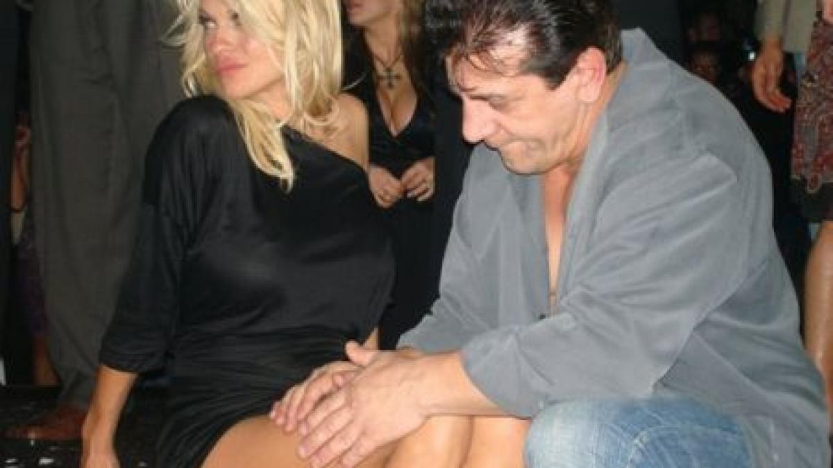 show marca pamela anderson intr un restaurant din los angeles s a imbatat crita si a dansat lasciv