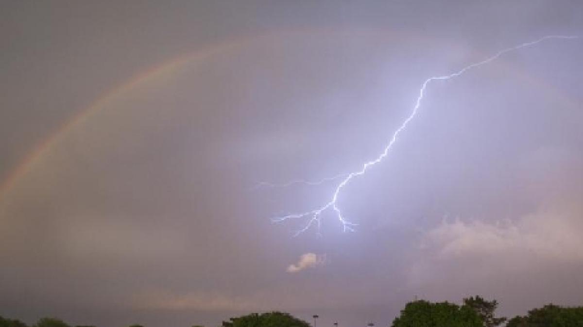 suceava o gospodarie a luat foc dupa ce a fost lovita de trasnet pompierii au reusit sa salveze