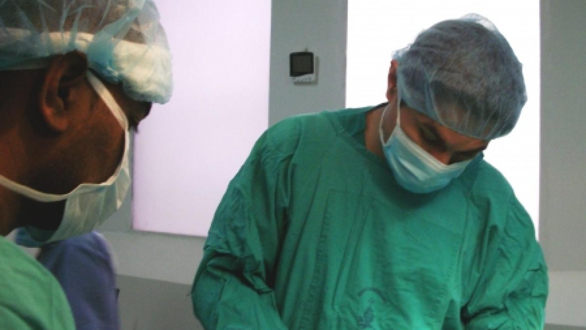 un medic roman din sua acuzat de malpraxis un pacient peruan a facut o infectie periculoasa