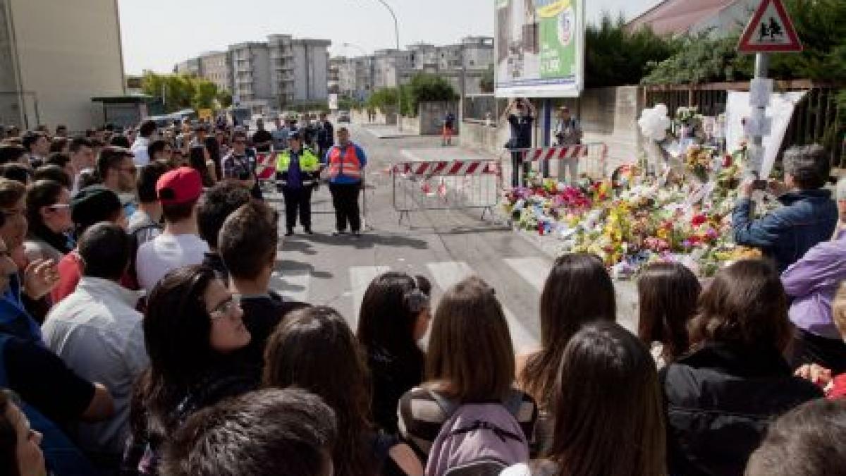 copiii plang dar au regasit forta de a reveni au fost reluate cursurile la liceul din italia vizat