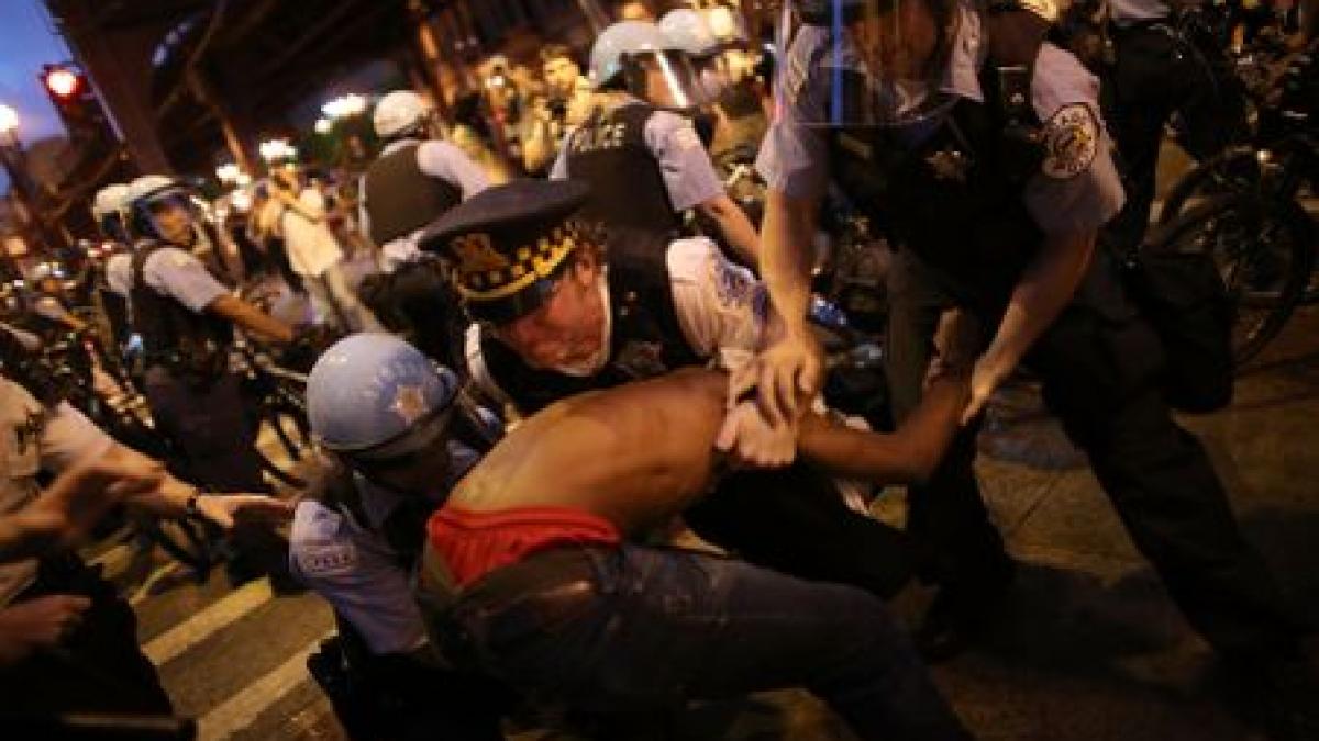 sute de activisti pacifisti si anticapitalisti protesteaza la summitul nato de la chicago