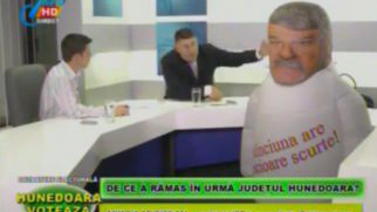 uite ce face un primar cu o papusa gonflabila in direct la tv