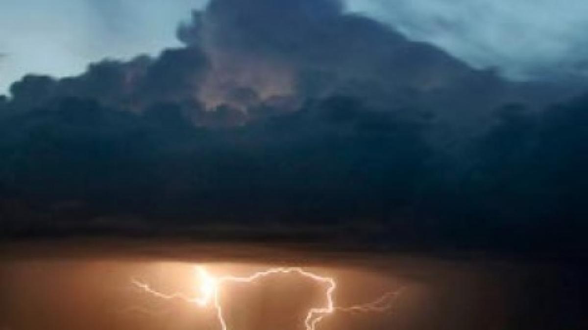 avertizare de vreme severa iminenta se intorc ploile torentiale descarcarile electrice si grindina