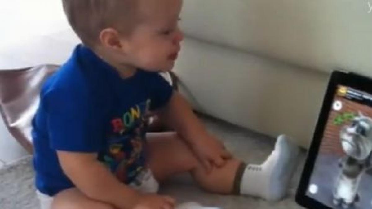 discutie savanta intre un baietel si un motan virtual