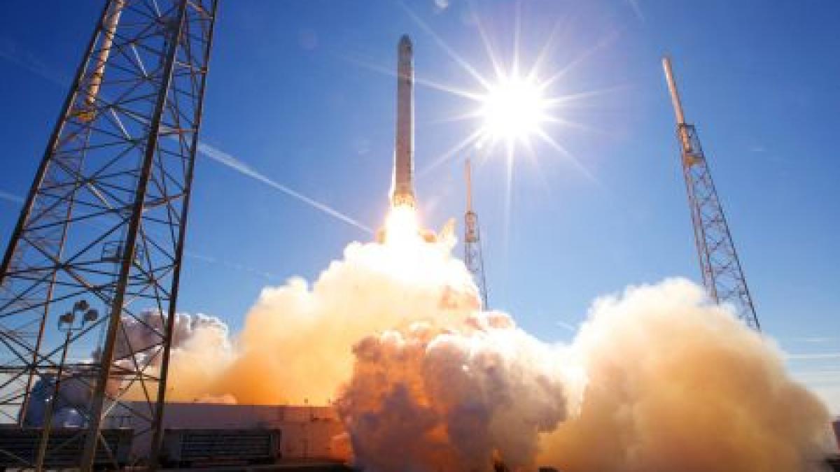 primul zbor privat in spatiu o companie americana a lansat o racheta catre statia spatiala