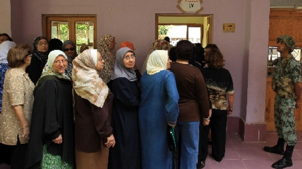 au inceput alegerile prezidentiale in egipt s au format cozi inainte de deschiderea sectiilor de