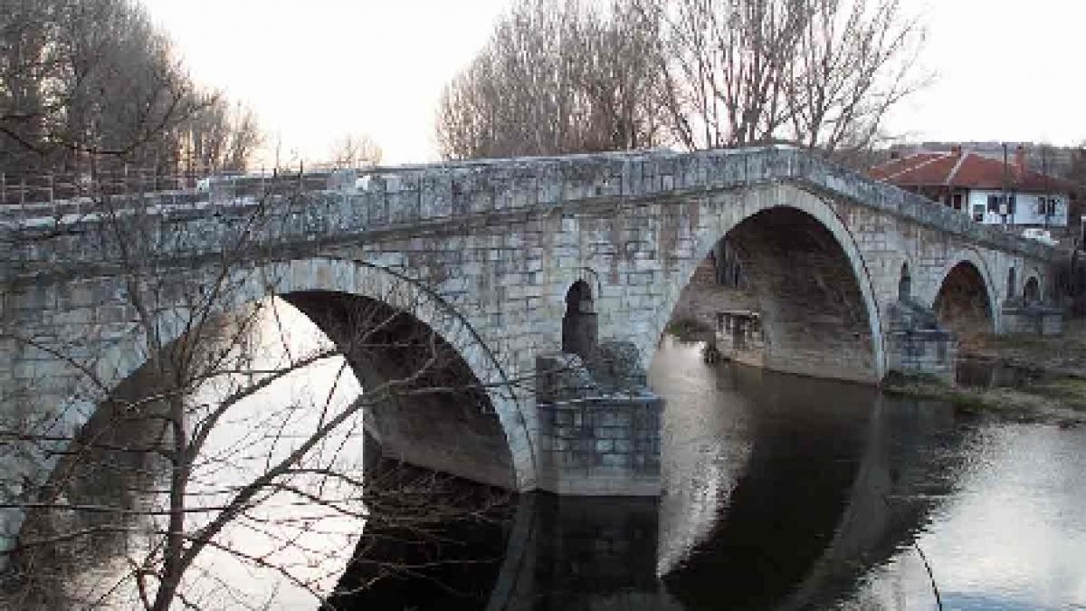 dupa cutremur inundatii un pod din bulgaria s a prabusit din cauza ploilor si o masina a cazut in