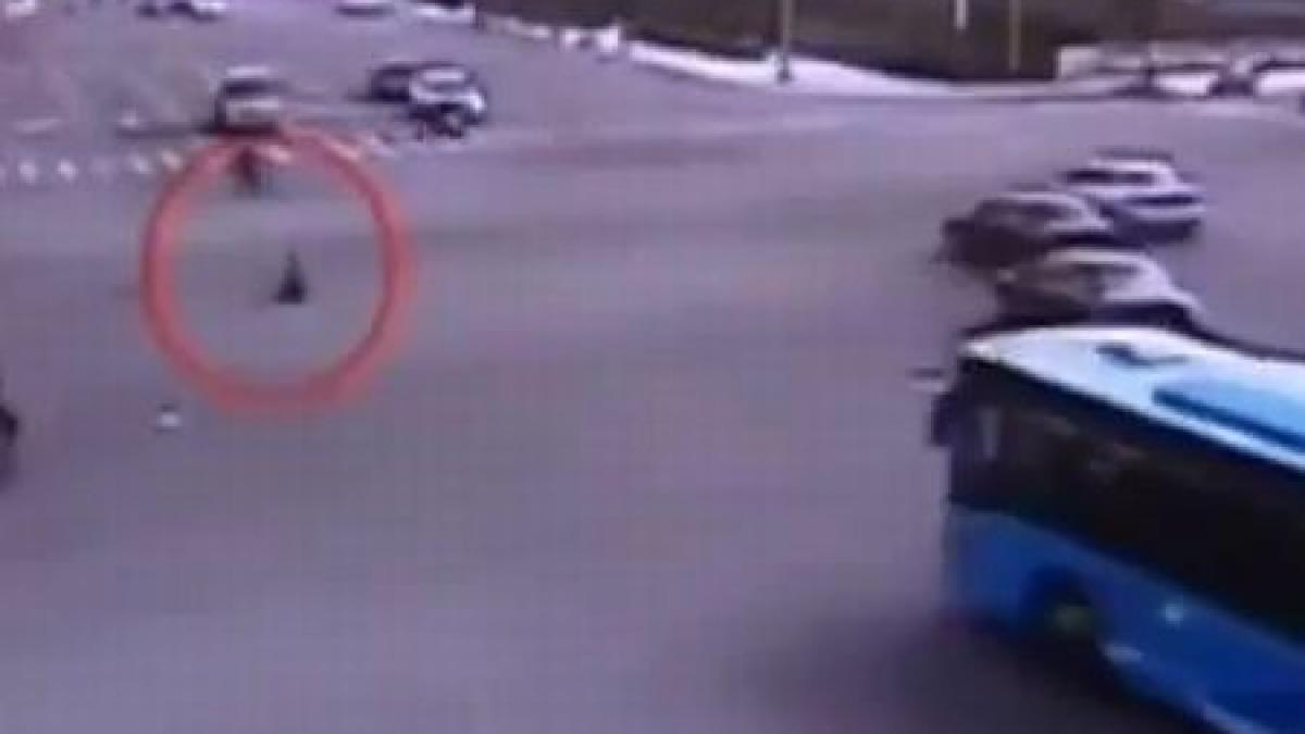 imagini socante copil de trei ani filmat pe un scuter de jucarie in mijlocul unei intersectii