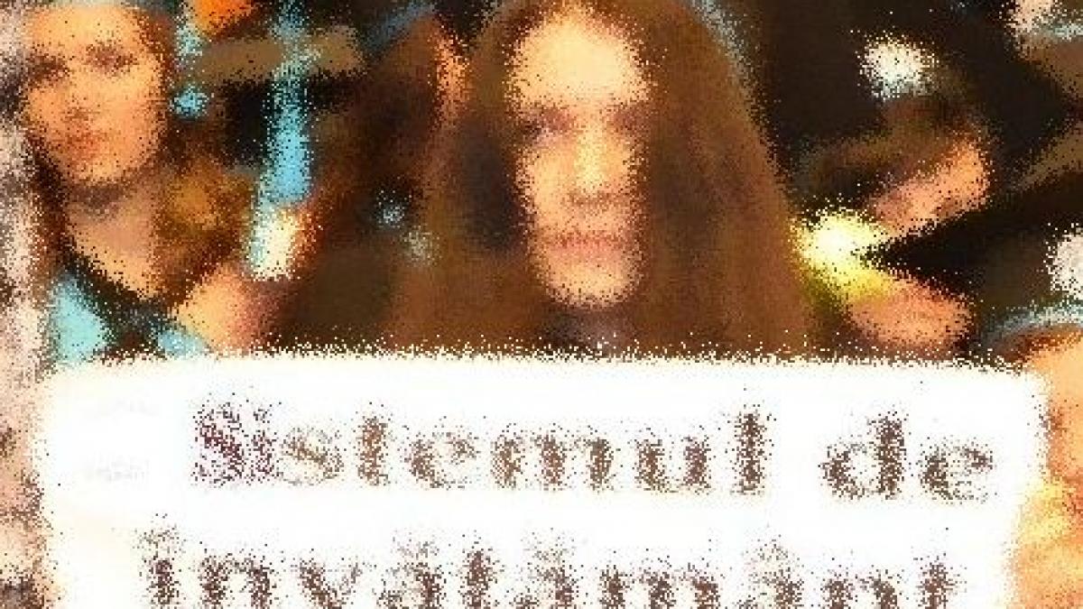 o studenta si a socat profesorii si colegii la ceremonia de absolvire vezi ce mesaj a afisat