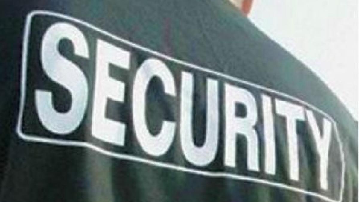 va simtiti in siguranta un agent de paza a tras cu pistol intr o eleva