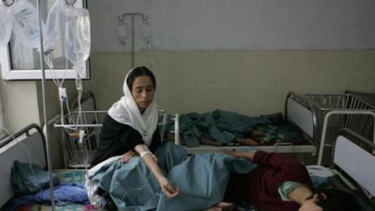 zeci de eleve au fost otravite in afganistan anchetatorii suspecteaza ca este vorba de un atac