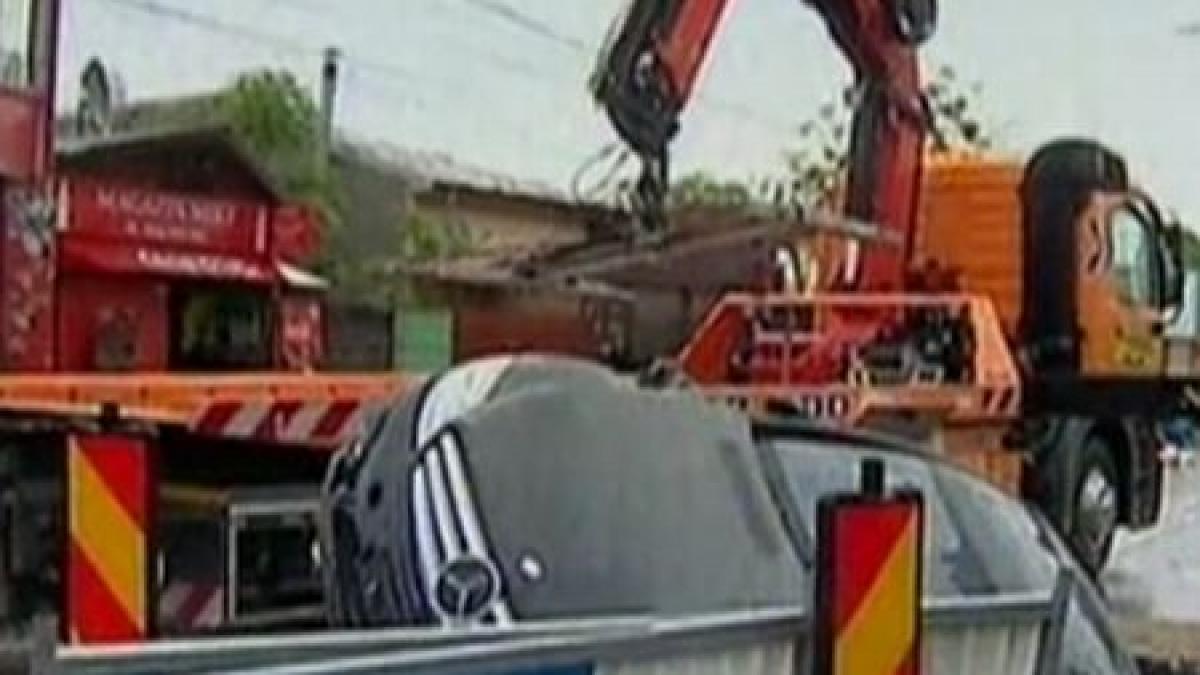 a ajuns cu masina de lux intr o groapa de doi metri bolidul a fost abandonat in craterul din sosea