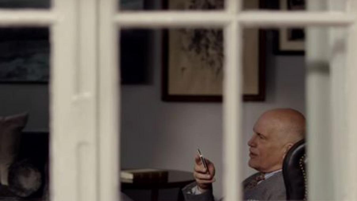 apple pluseaza john malkovich se sfatuieste cu siri si face reclama la iphone 4s