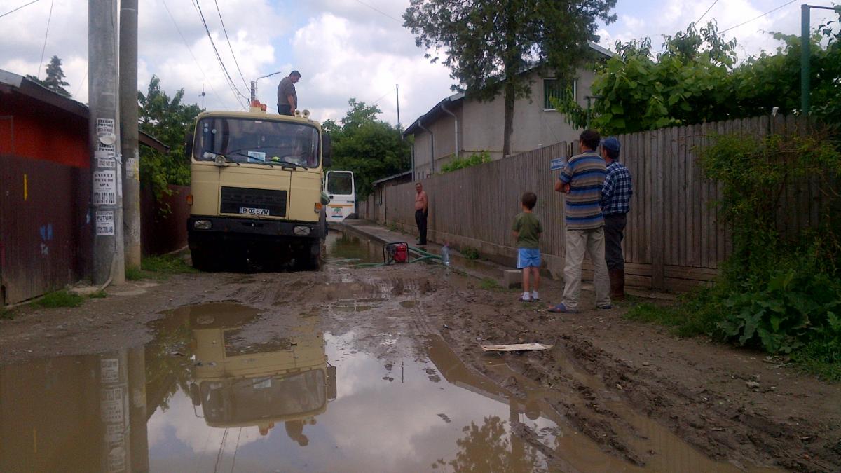in fiecare seara acesti oameni se roaga sa nu ploua cum arata o strada din sectorul 5 al capitalei