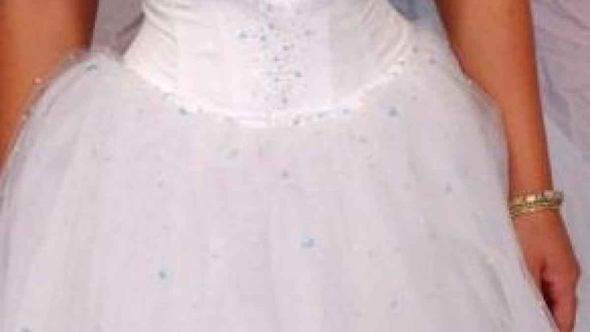 trebuie sa vezi toata rochia ca sa iti dai seama de ce a dat o preotul afara din biserica