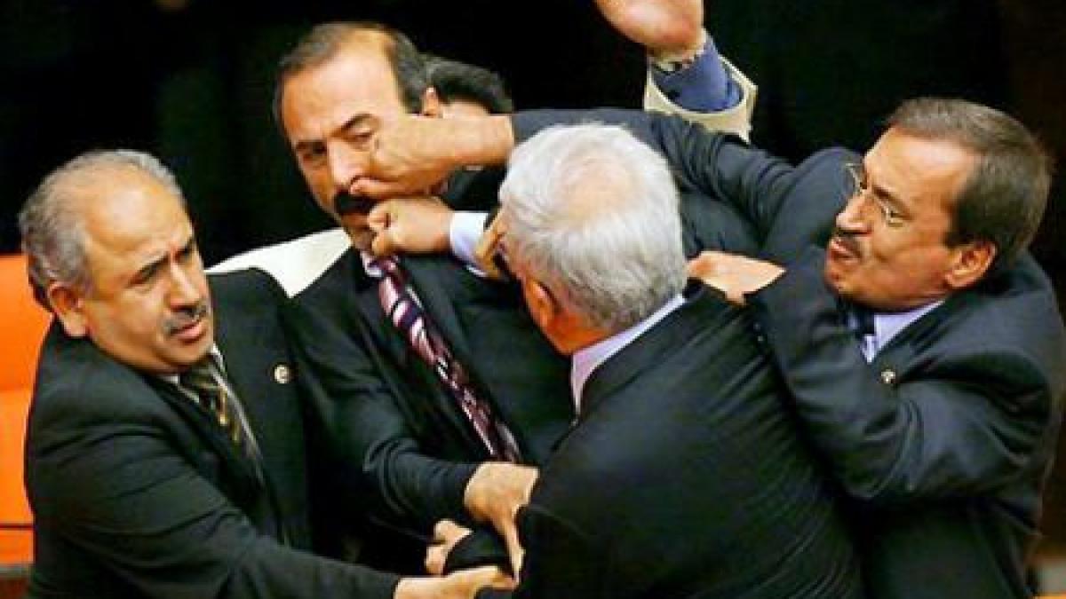 si au carat pumni si picioare in parlament un deputat a ajuns la spital