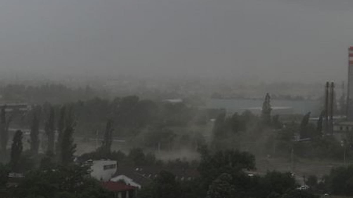 traficul a fost paralizat cateva ore in capitala din cauza ploii vezi prognoza pentru week end