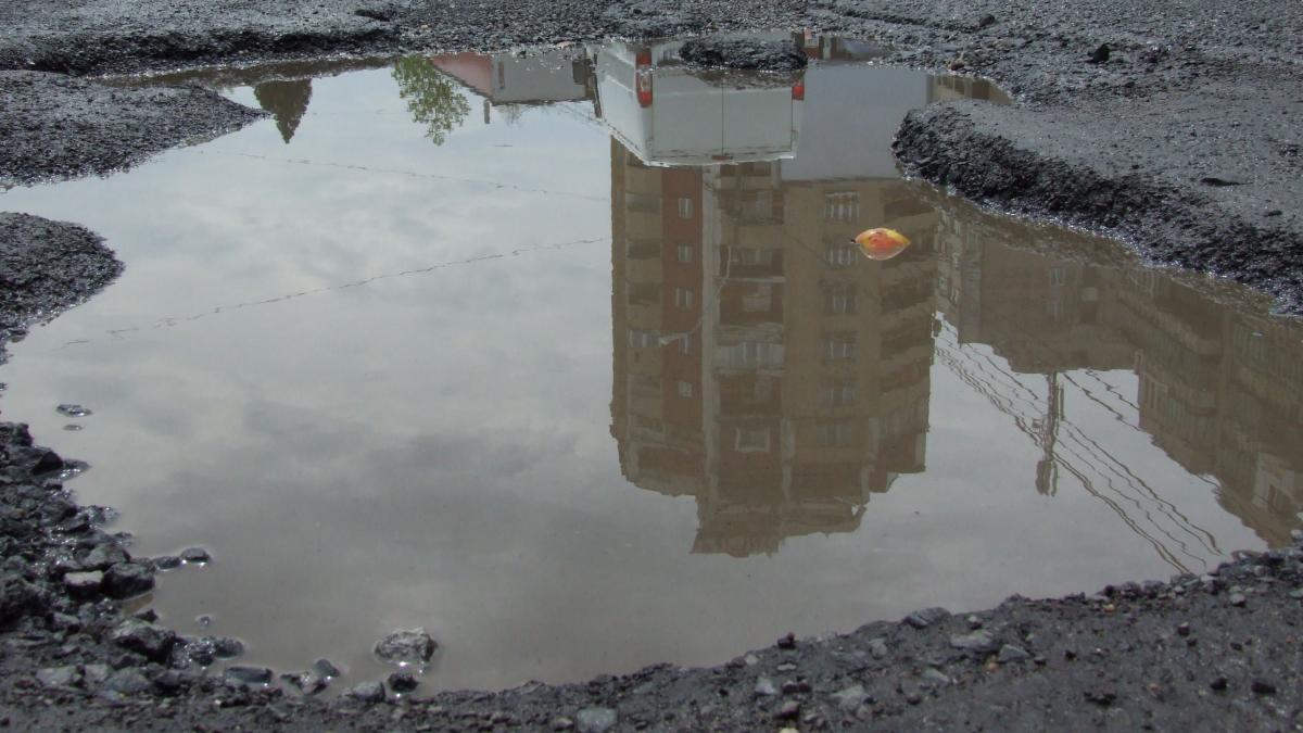 un autocar cu 40 de turisti a ramas blocat intr o groapa de un metru formata de vijelii si ploi