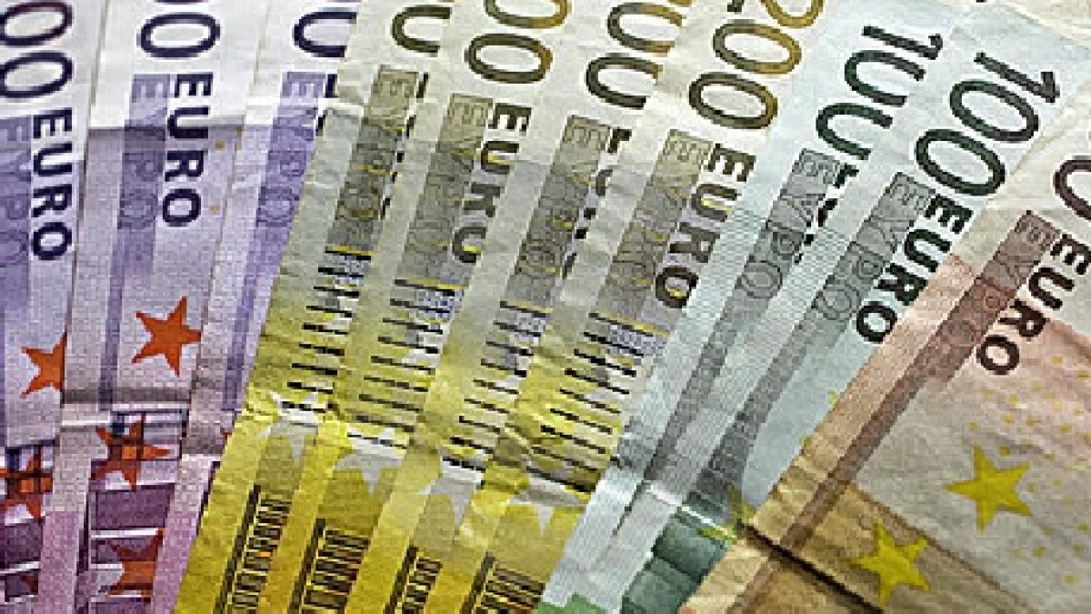 austria un tanar a gasit pe strada 10 000 de euro si i a predat politiei