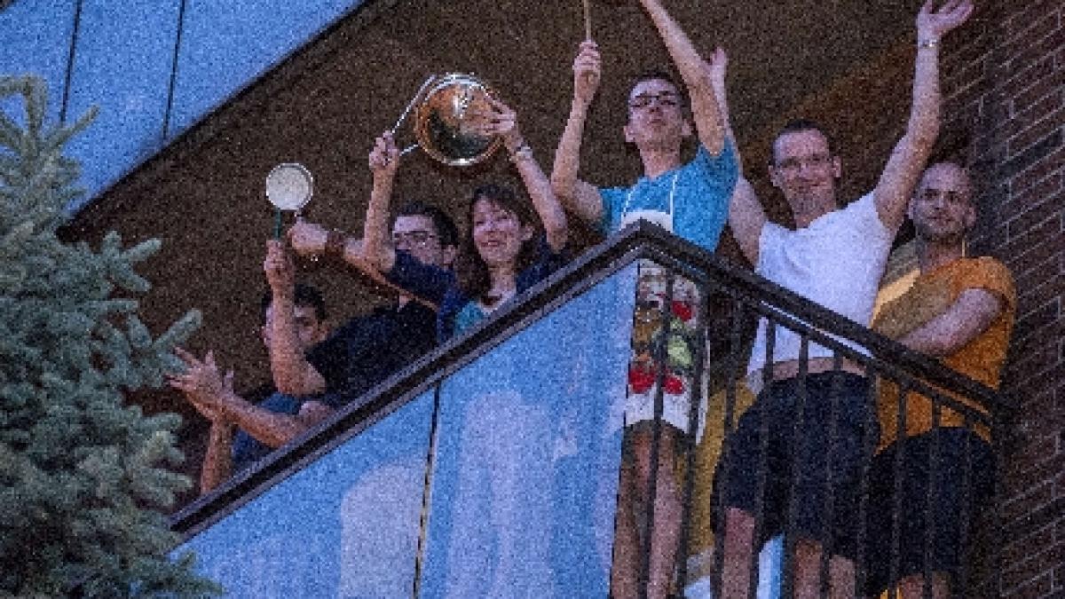 montreal circa 10 000 de oameni au manifestat cu tigai in centrul orasului