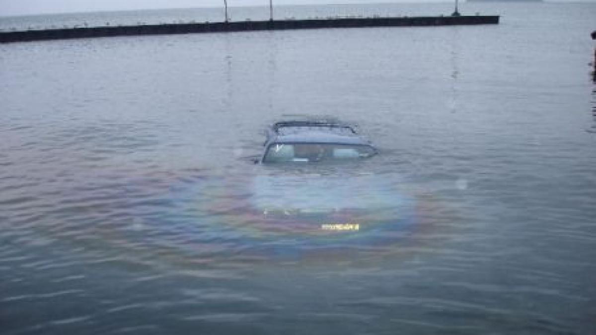 un sofer inconstient a baut s a urcat la volan si a ajuns cu masina in lac printre pasageri erau si