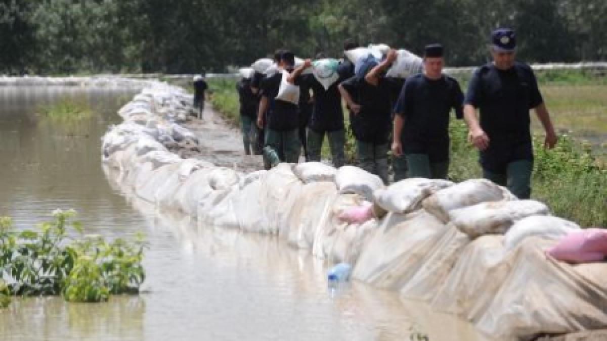 codul portocaliu de ploi si a spus deja cuvantul un dig din buzau s a rupt iar 5 000 de hectare