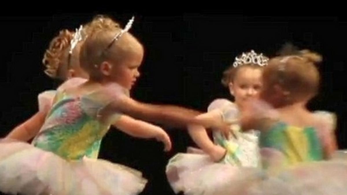 dau gratia pe bataie spectacol de balet cu palme peste ochi